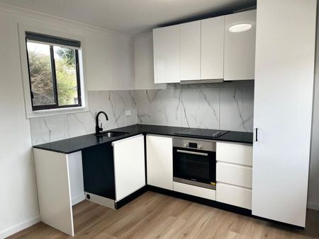 Cosy, Light-Filled Bungalow in Prime Location - Photo 4