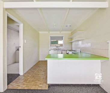 UPDATED & CONVENIENT! - Photo 4