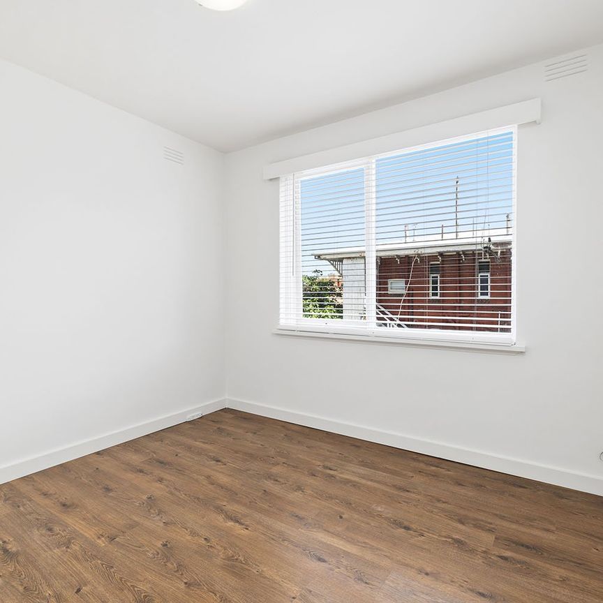 Refurbished One Bedroom Apartment – Great Location! - Photo 1