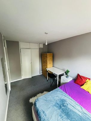 Room in a Shared Flat, Barringer Square, SW17 - Photo 1