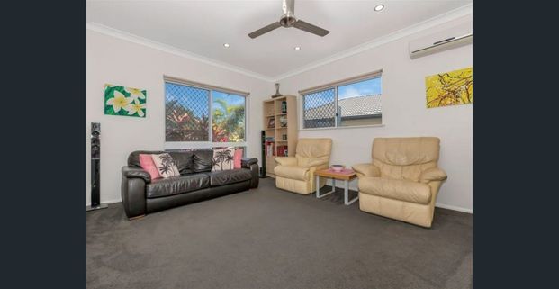 STUNNING 4 BEDROOM, 2 BATHROOM HOME + POOL + SOLAR! - Photo 1