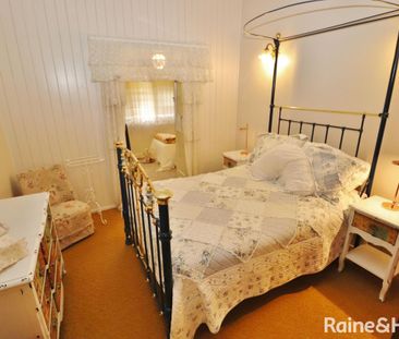 Large 4 Bedroom Home - Photo 4
