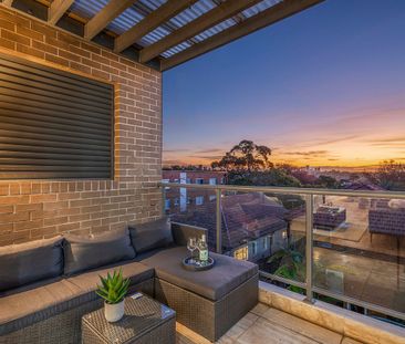 Modern, Quiet & Spacious Apartment in a Boutique Complex - Photo 6