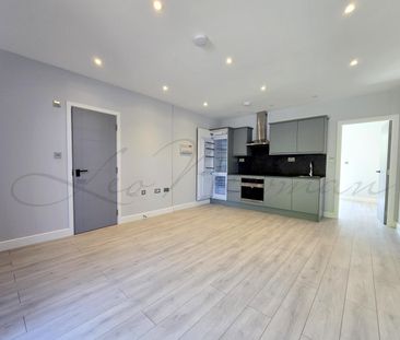 Coronation Road, London, RG21 - Photo 4