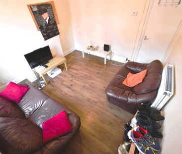 4 bedroom House in Carberry Place, Leeds - Photo 2