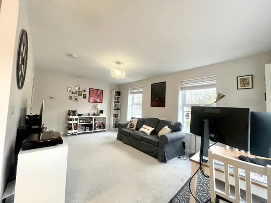 Redshank Crescent, Chineham, RG24 - Photo 1