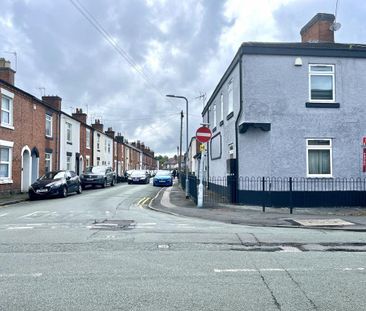 1 bedroom in a house share to rent - Photo 2