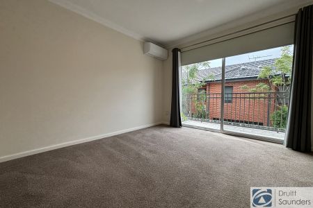 MODERN 3 X 1 TOWNHOUSE IN SECURE COMPLEX HOME OPEN THURSDAY 19 FEBRUARY AT 10.00AM SHARP! - Photo 4