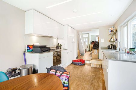A classy four bedroom family home with excellent entertaining space. - Photo 2