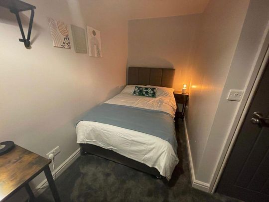 1 bedroom in a house share to rent - Photo 1