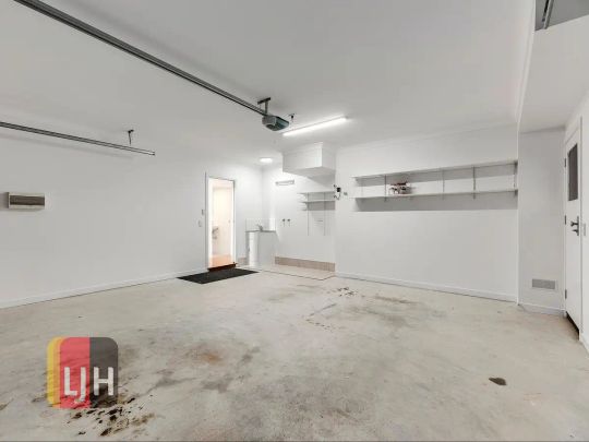 “SPACIOUS & MODERN TOWNHOUSE WITH DUCTED AIR + MORE!!” - Photo 1