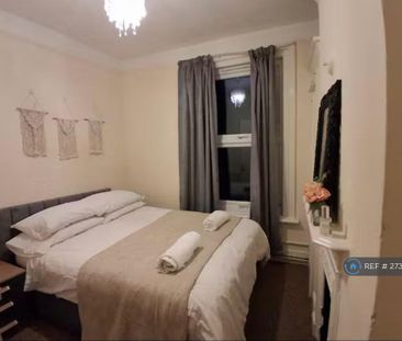 1 bedroom in a flat share to rent - Photo 3