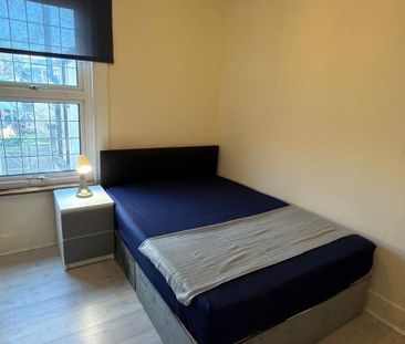 Room in a Shared Flat, Pemdevon Road, CR0 - Photo 5