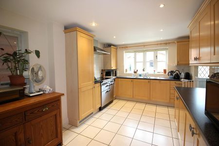 4 bedroom link detached house to rent - Photo 2