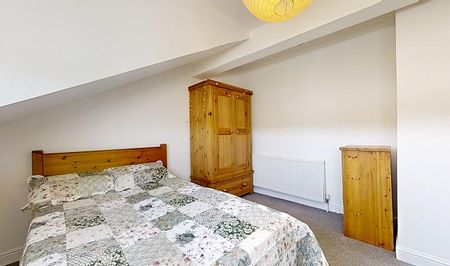 Charming 5-Bedroom, 2-Bathroom Property Near Hallam University with Renovated Living Room - Photo 2