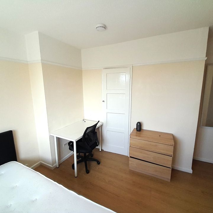 5 bed semi-detached house to rent in Close, Norwich, NR5 - Photo 1