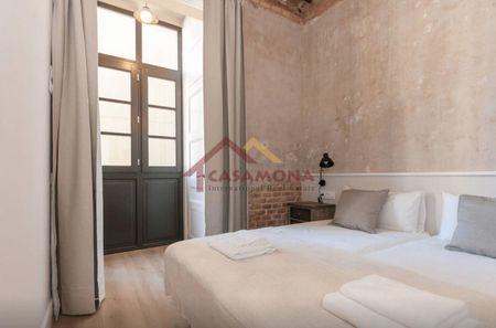 Exquisite 2-Bedroom Apartment with a Sunny Balcony in Eixample - Photo 3