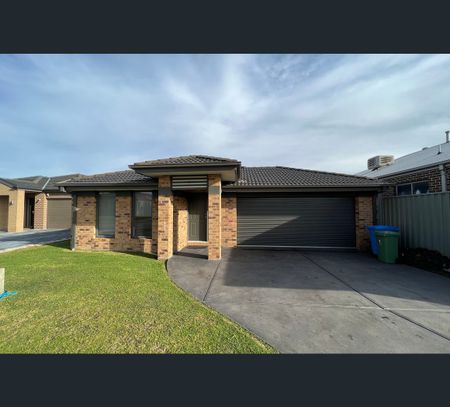 33 Mariposa Grove, Cranbourne, Vic 3977 - Photo 2