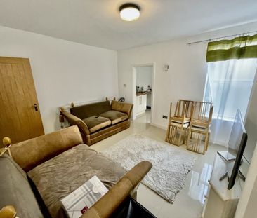 INCLUSIVE GAS AND WATER BILLS AVAILABLE NOW**** ONE DOUBLE BEDROOM*... - Photo 2