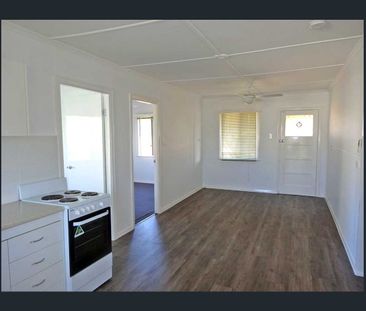 Central Caloundra, newly renovated unit. - Photo 3