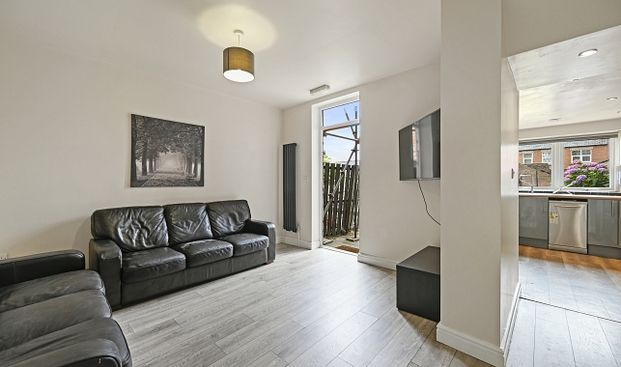 Spacious & Modern 6-Bedroom House Near Ecclesall Road – Ideal for Students & Sharers - Photo 1