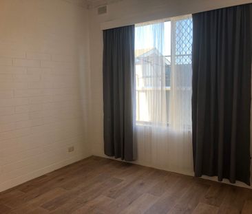 Tidy 2 Bedroom Ground Floor Unit - Photo 6
