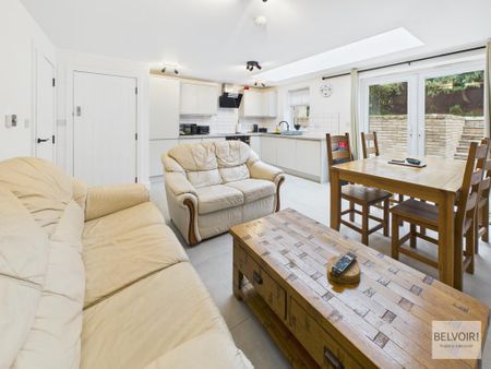 4 bedroom detached house to rent - Photo 2