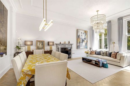 Exceptional lateral apartment with own private entrance, enviably situation on Warwick Square. Exquisitely refurbished and beautifully furnished. 2 double bedrooms, 2 bathrooms. - Photo 3