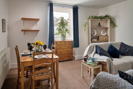 High Street - Photo 2