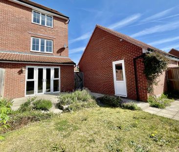 4 bedroom semi-detached house to rent - Photo 4