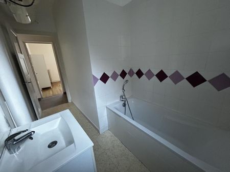 Location Appartement 4 pièces 89m² LE CREUSOT 71200 - Photo 2