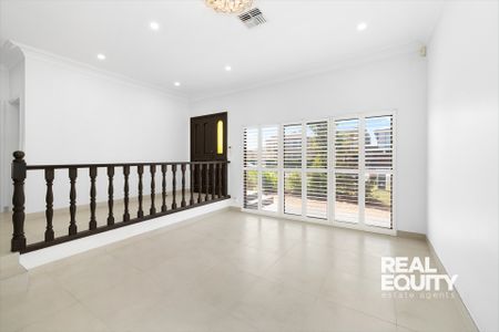 10 Banbury Crescent, Chipping Norton NSW 2170 - House For Rent | Domain - Photo 4