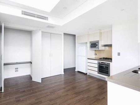 Partially Furnished I Top Floor Apartment - Photo 3