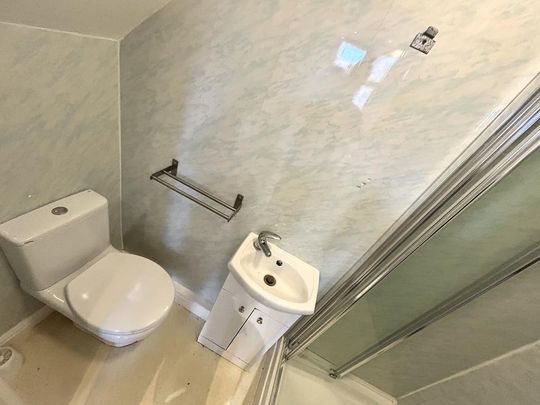 1 bedroom in a house share to rent - Photo 1