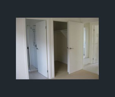 Beautiful Family Home With Large shared Living and Dining Area - Photo 2