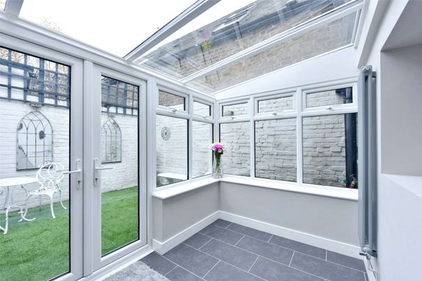 A beautifully presented house with courtyard garden and off-street parking in the centre of Windsor town. - Photo 1