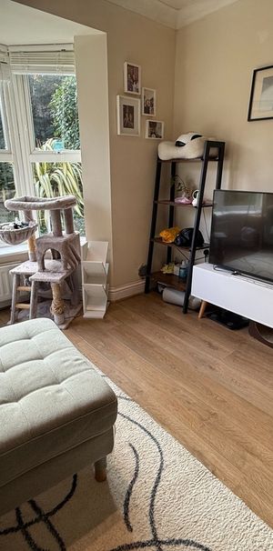 2 Bed Flat, Warwick Court, SW19 - Photo 1