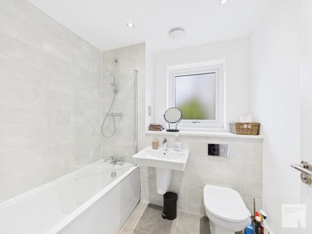 4 bedroom semi-detached house to rent - Photo 2