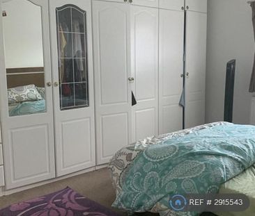 4 bedroom end of terrace house to rent - Photo 6