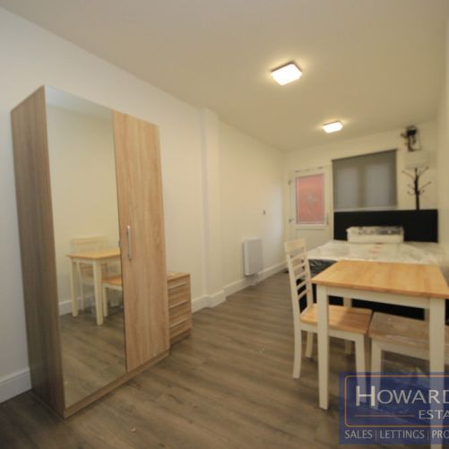 De Havilland Road, Edgware, HA8 - Photo 1