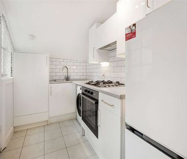 This is a charming and spacious studio flat in the heart of South K... - Photo 5