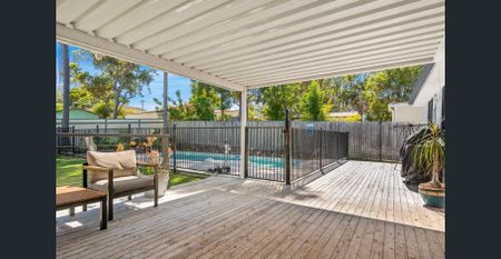 Spacious 4-Bedroom Home with Pool & Large Entertaining Area - Photo 4