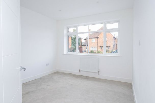 Large 4 bed house Coombe Avenue - Photo 1