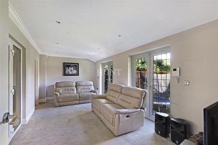 6 bedroom detached house to rent - Photo 2