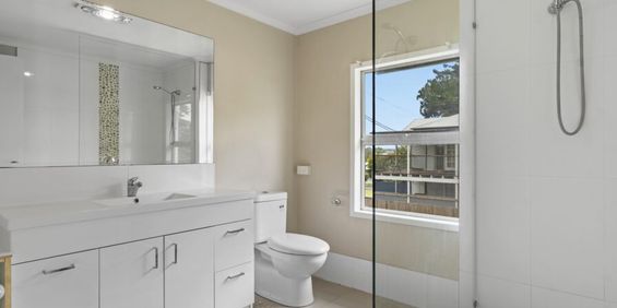 Renovated Spacious One-Bedroom Unit with kitchenette - Photo 3