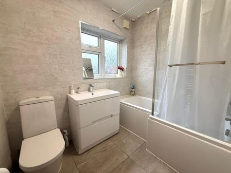 3 Bedroom House - Mid Terrace To Let - Photo 5