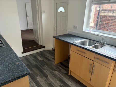 2 bedroom ground floor flat to rent - Photo 4