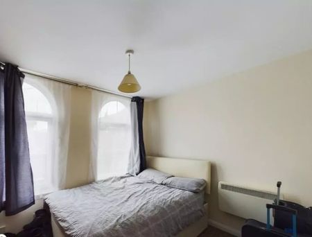 1 Bed Flat, Cardigan Gardens, LU1 - Photo 3