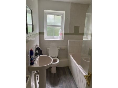 2 bed Town House, - Photo 2