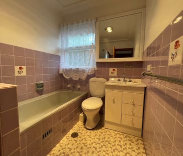 THREE BEDROOM HOUSE IN FAIRFIELD WITH GREAT LOCATION! - Photo 6